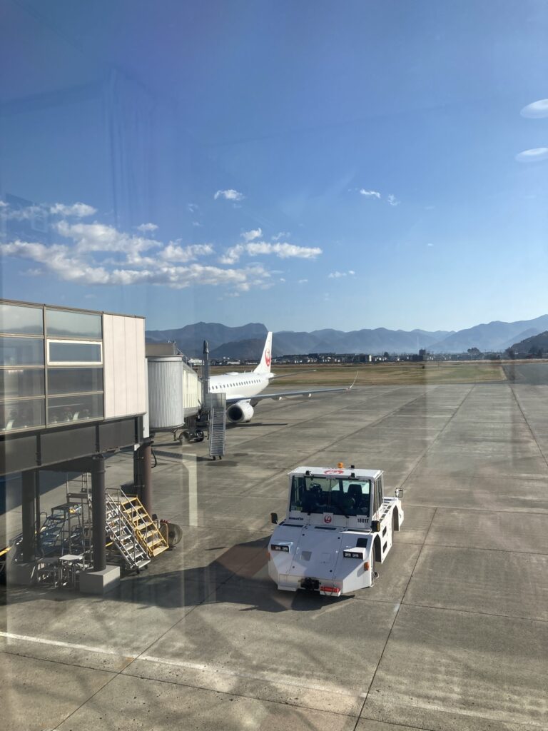 山形空港に停まる飛行機