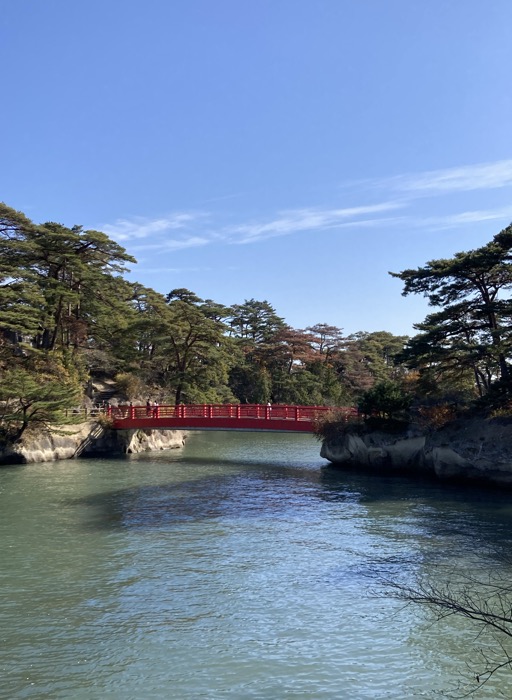 雄島に架かる赤い渡月橋と松