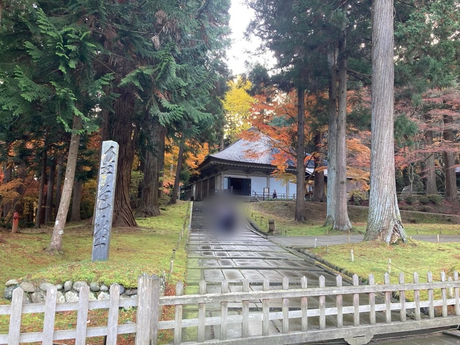 中尊寺金色堂の覆堂へ上がる石段と紅葉