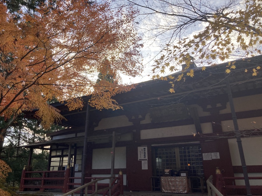 中尊寺の峯薬師堂とオレンジ色の紅葉