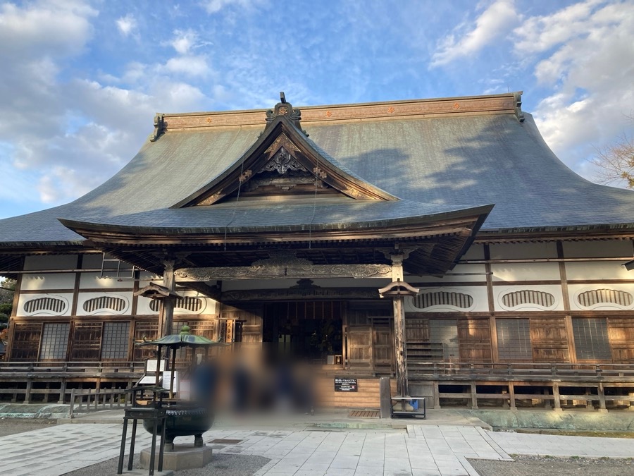 青空の下の中尊寺本堂