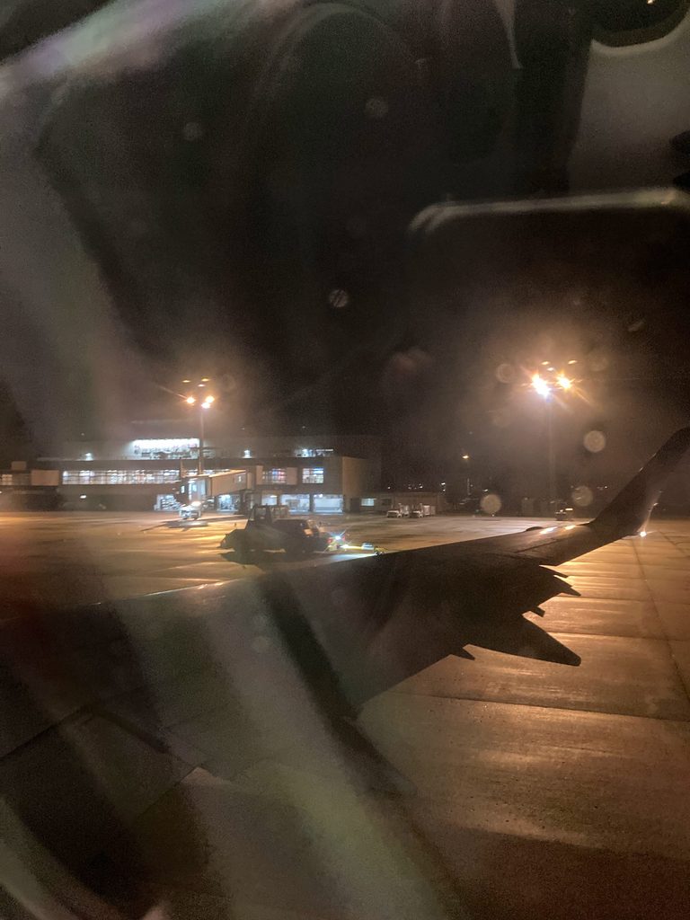 帰りの機内から見た、夜の山形空港と飛行機の翼