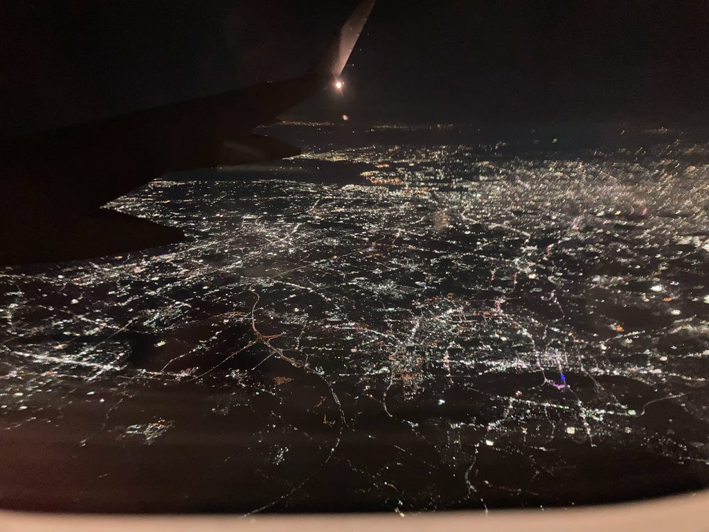 帰りの機内から翼ごしに見た大阪の夜景