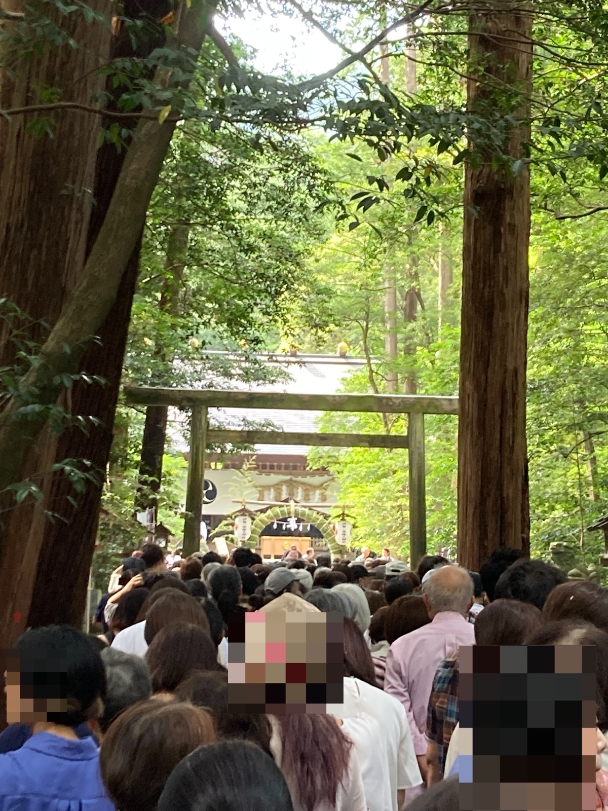 椿大神社の参道にできた茅の輪くぐりの行列
