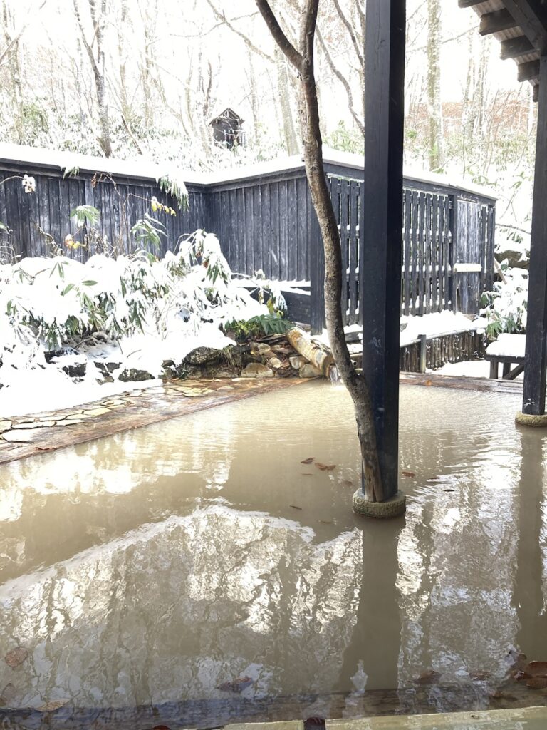 雪に囲まれた大釜温泉の露天風呂