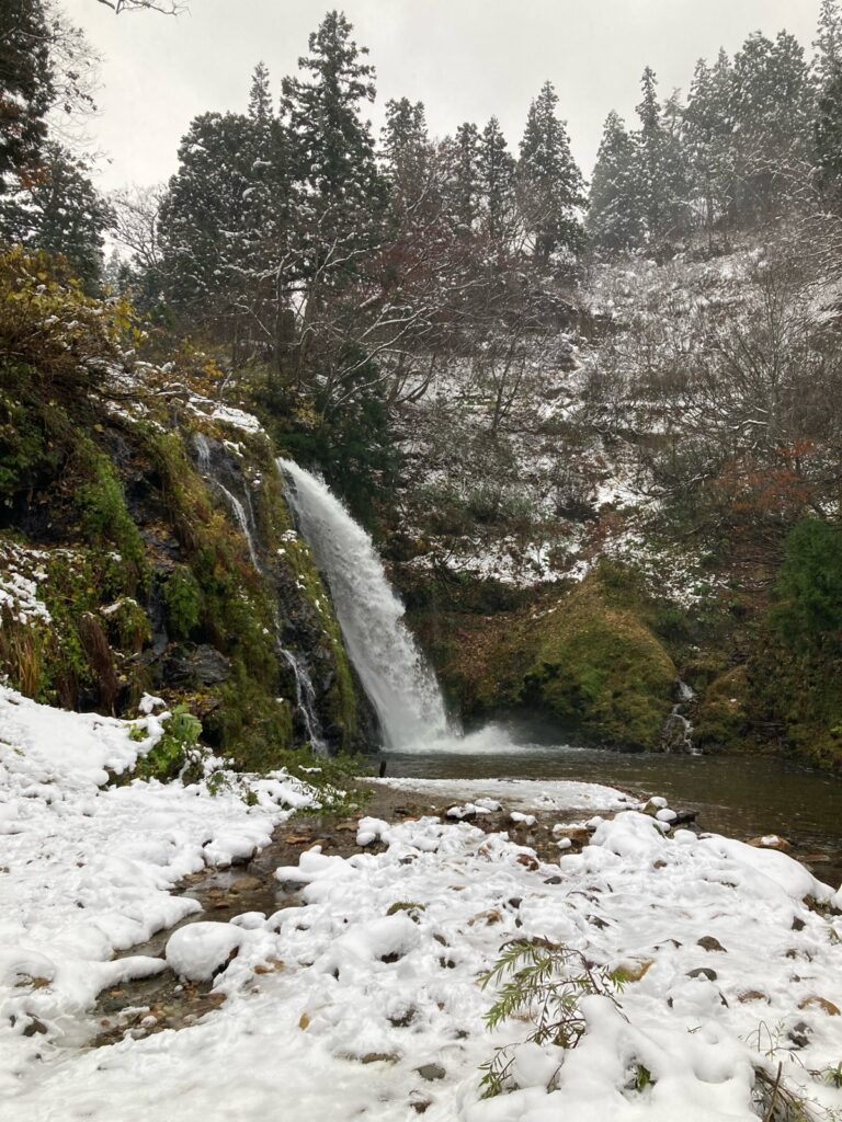 雪の中を流れ落ちる銀山温泉の白銀の滝