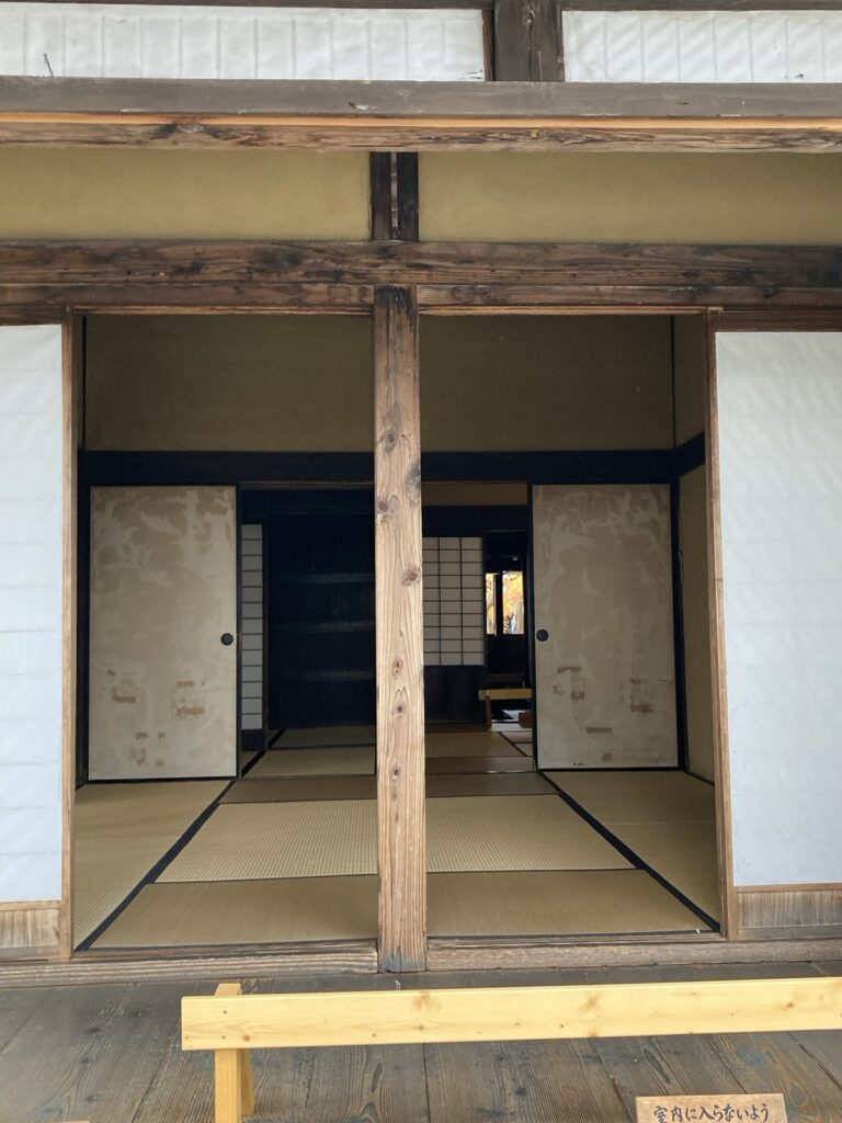 縁側から見た岩橋家の畳の部屋