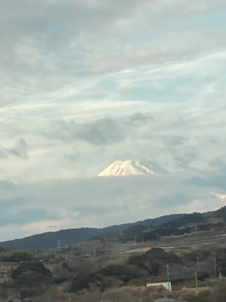 東京から新大阪へ帰るのぞみの車窓から見えた雲の上の富士山