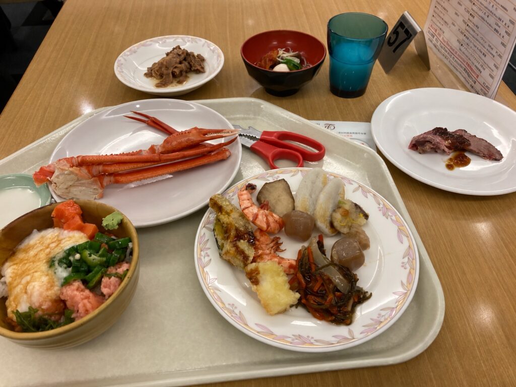 カニの足と丼をのせた2日目の夕食のトレー