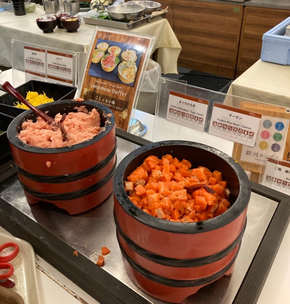 まぐろのたたきとサーモンが並ぶ、丼を作るコーナー