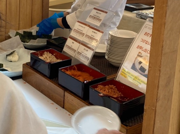 朝食の会場で、おむすびを握ってもらうコーナー