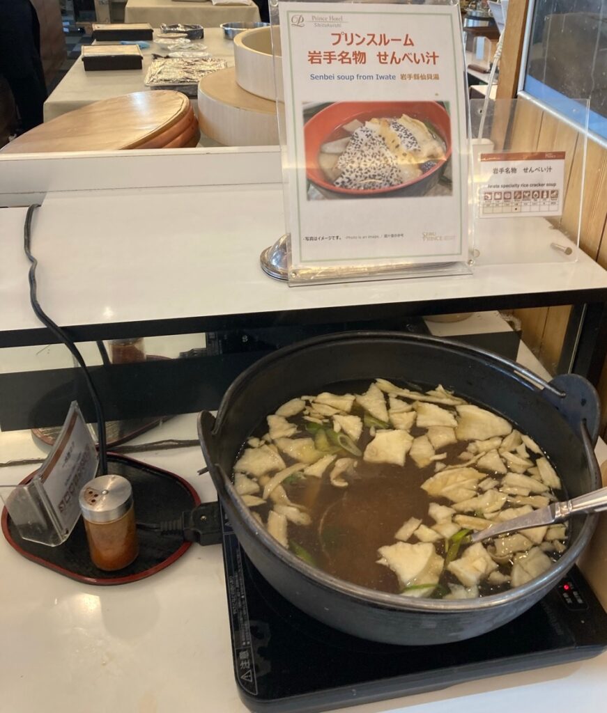 朝食の会場に並ぶ、岩手名物のせんべい汁